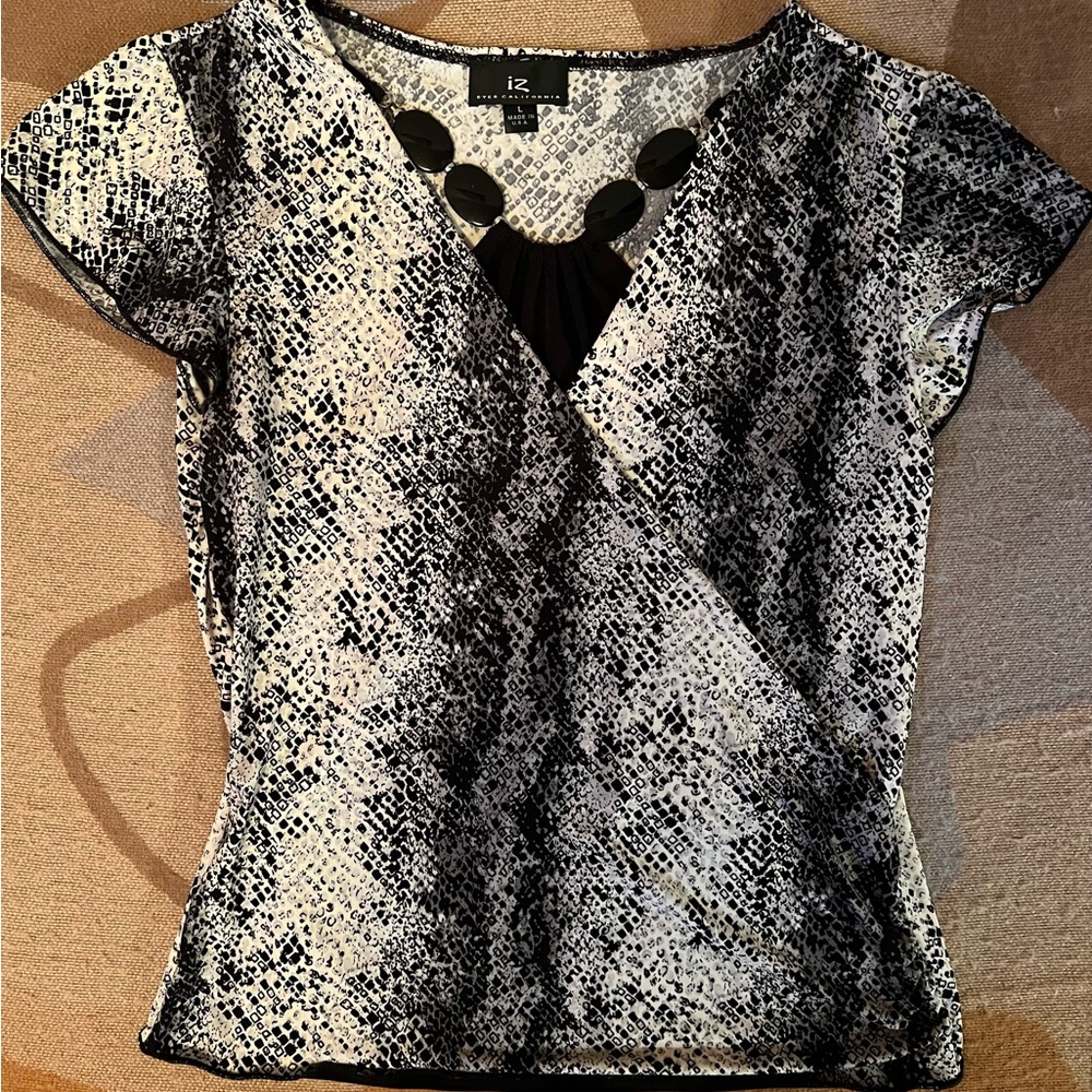 iz Byer flutter sleeve snakeskin layered top, L